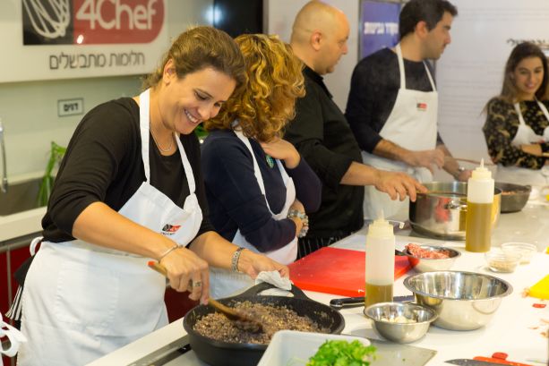 משתתפי הסדנה מבשלים